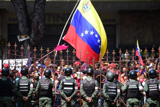 Manifestation d’opposants à Maduro devant l’assemblée à Caracas jeudi 27 octobre.