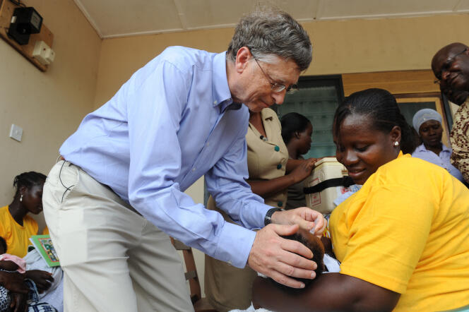 Quand l’homme le plus riche de la planète, Bill Gates, administre un vaccin à un enfant, au Ghana, en 2013. La fondation Bill & Melinda Gates oeuvre dans l’achat et la distribution de vaccins à grande échelle.