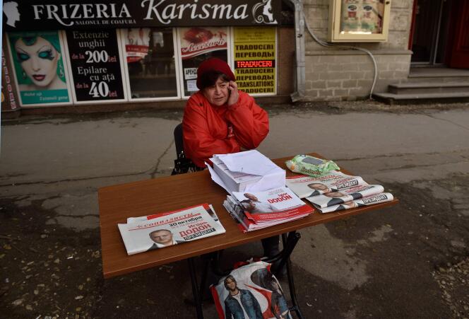 Une militante du candidat prorusse, leader du Parti des socialistes, Igor Dodon, à Chisinau, le 28 octobre.