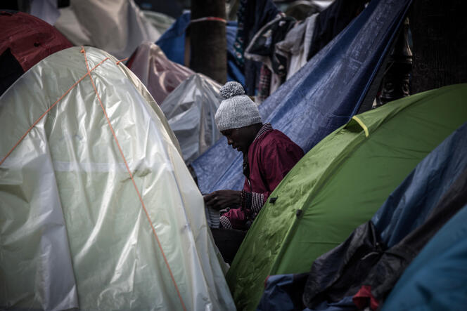 Un migrant parmi les tentes d’un campement sauvage à Paris, le 27 octobre.