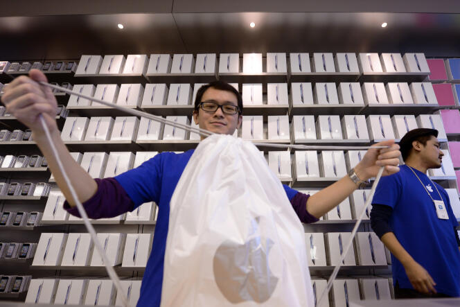 « De très nombreuses études universitaires ont démontré à quel point les injonctions à se montrer heureux peuvent s’avérer douloureuses » (Photo: un vendeur de l’Apple store de Hong Kong en 2012).