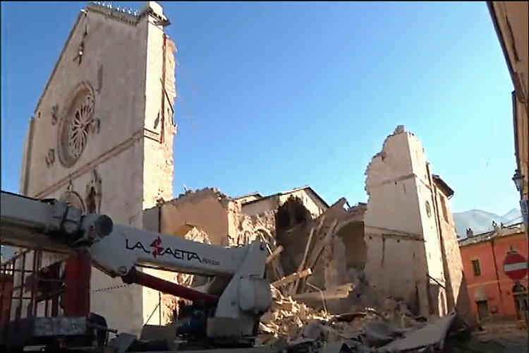 Le séisme a détruit de nouveaux bâtiments, dont la célèbre basilique San Benedetto de Norcia, sans toutefois faire de victimes.