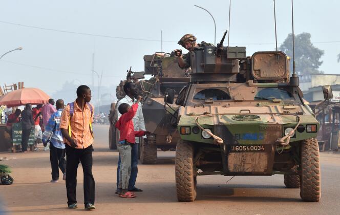 Des soldats de l’opération Sangaris, en patrouille dans le district musulman PK 5 à Bangui, la capitale de Centrafrique.