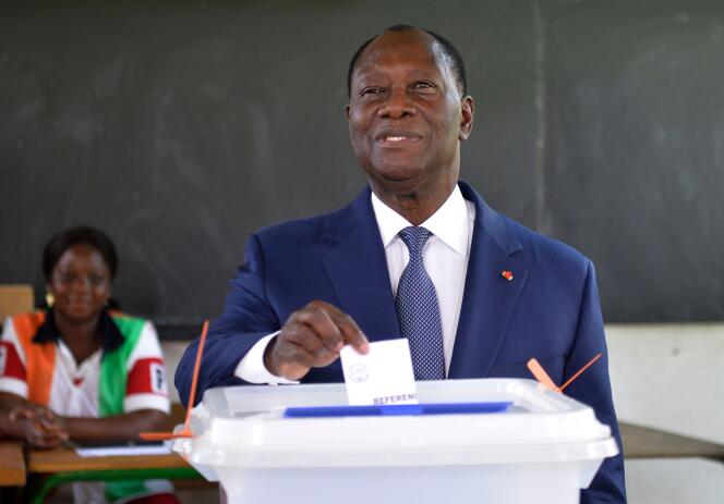 Le président de la Côte d’Ivoire, Alassane Ouattara, vote sur le projet de réforme constitutionnelle dans l’un des bureaux d’Abidjan, la capitale économique du pays, le 30 octobre.