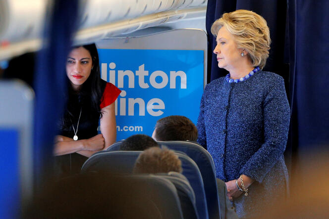 Hillary Clinton et Huma Abedin à bord de l’avion de campagne de la candidate, le 28 octobre 2016.