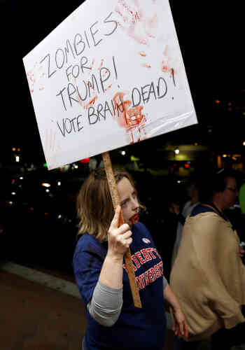 Une zombie supportant Trump, lors de ce même rassemblement à Silver Spring (Maryland, Etats-Unis).