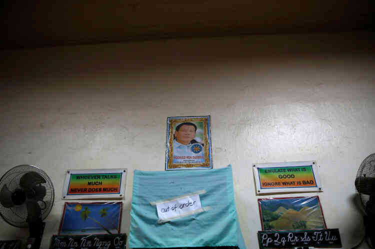 Un portrait du président Rodrigo Duterte est suspendu dans une des salles de classe du centre de La Union. La guerre du président contre la drogue a fait plus de trois mille morts, d’apres l’agence Bloomberg, depuis qu’il a prêté serment, le 30 juin.