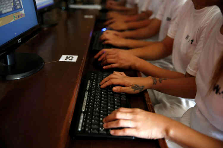Les toxicomanes reçoivent une formation en informatique en prévision de leur sortie du Central Luzon Drug Rehabilitation Center, le 6 octobre.