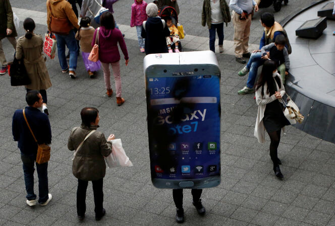 Une personne portant un costume de Galaxy Note 7 ayant explosé, dans les rues de Kawaski, au Japon, le soir d’Halloween.