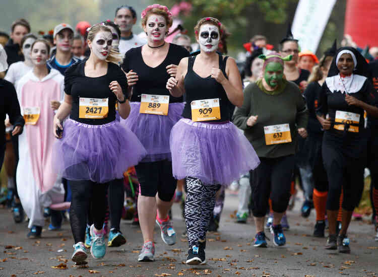 Des participants à la course Trick or Treat Halloween Fun Run (la course dejantée d’Halloween) à Richmond Park (Londres), le 30 octobre.