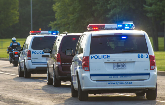 Un convoi de voitures de police, Mirabel, au Quebec, le 8 juin 2012.