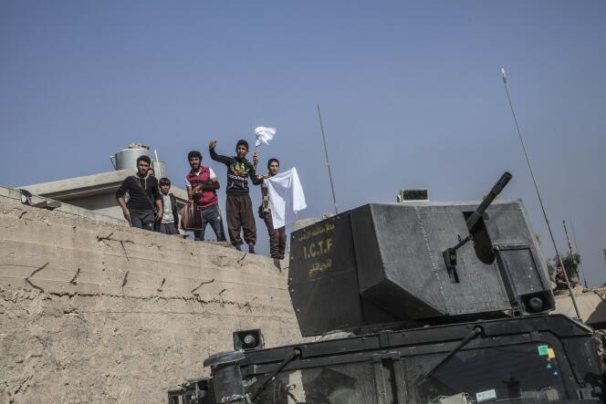 Des civils sur les toits de Bazwaya se mettent en vue de la colonne des forces spéciales de Isof 1.