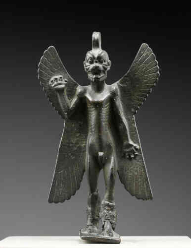 Avec la tête d’un lion rugissant, le corps couvert d’écailles, doté de quatre ailes, de serres de rapace et d’une queue de scorpion, le démon Pazuzu est associé aux vents mauvais, soufflant de l’Ouest, apportant maladies et fléaux. Il est très populaire en Assyrie au premier millénaire av. J.-C., comme le meilleur atout des prêtres pratiquant l’exorcisme. Ici, une figurine de bronze de 15 cm, provevant d’Assyrie, vers 934-610 av. J.-C.