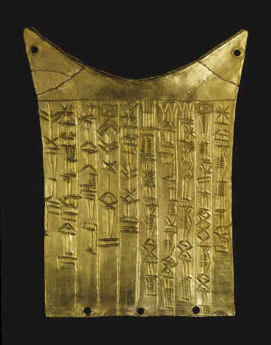 Cette plaque en or qui devait décorer une statue divine est une offrande. Elle est couverte d’une écriture en sumérien par Bara-irnum, reine d’Umma, mariée au roi Gishakidu, petite-fille d’Enakadil. C’est dire la descendance de la donatrice, et sa fortune, car il n’y a pas d’or en Mésopotamie. L’or vient de l’étranger, sans doute d’Anatolie.