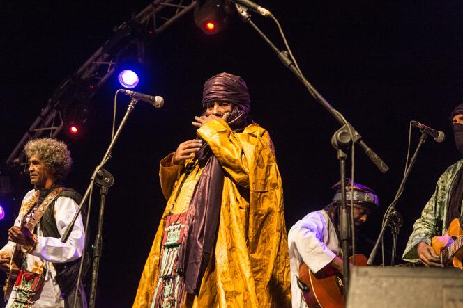 Le groupe malien Tinariwen en concert au Festival Taragalte à M’Hamid El Ghizlane (Maroc), le 29 octobre 2016.