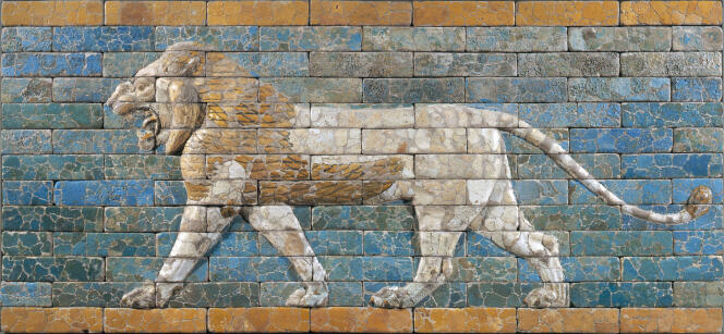 A Babylone, l’un des 120 lions rugissants, décor de brique à glaçure lapis-lazuli de la voie processionnelle voulu par Nabuchodonosor II (605-562).