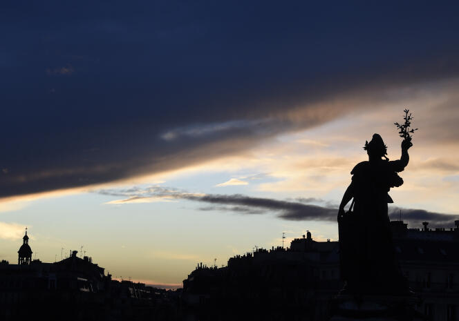 Le 10 janvier 2016, la statue de la place de la République à Paris.