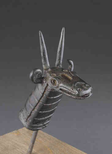 En dragon serpent, ou « mushushshu », c’est ainsi qu’est représenté Marduk, dieu majeur du panthéon babylonien. Cet élément de bronze, du premier millénaire av. J.-C., devait décorer un sceptre, un char du trésor du temple ou un meuble.
