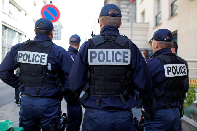 Trois policiers, le 11 octobre à Paris.