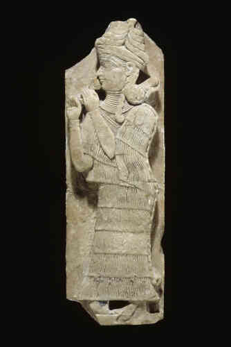 Charmante déesse sculptée dans l’albâtre, provenant de Mari, en Syrie,  vers 2000-1760 av. J.-C. La tiare aux quatre rangs de cornes dit son rang élévé dans le panthéon. Elle porte l’ensemble à franges à la mode chez les humains.