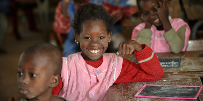 Une écolière sénégalaise dans une école de Dakar.