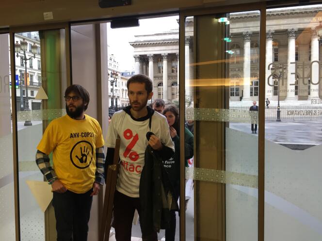 Mercredi 2 novembre, des militants d' ONG (Attac, les Amis de la Terre, ANV-COP21, Bizi...) ont fait irruption dans une agence de la BNP-Paribas, place de la Bourse à Paris, pour dénoncer l'évasion fiscale.