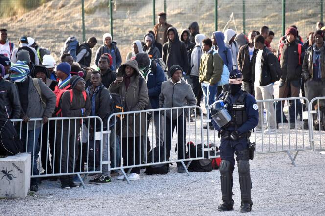 Des migrants lors du démantèlement de la « jungle » de Calais, le 2 novembre.
