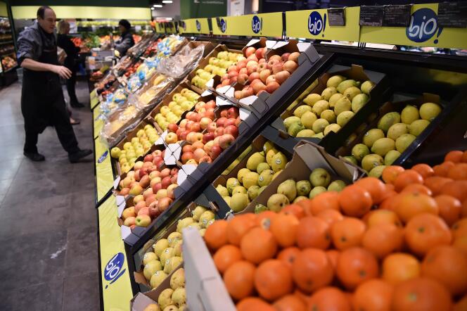 Des fruits bio sont présentés dans une boutique Monoprix lors d’un point de presse à Paris le 18 octobre.
