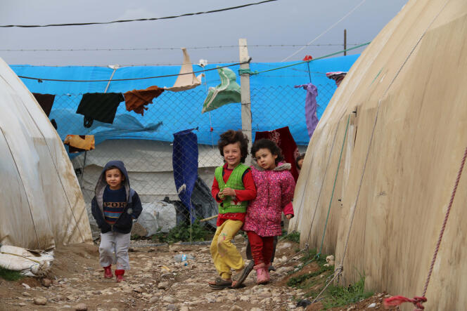 Des enfants turkmènes qui ont fui les violences à Mossoul et à Tal Afar, dans un camp de déplacés situé à l’est de Kirkouk, le 8 janvier 2016.