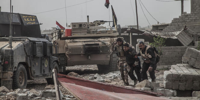 Un membre des forces spéciales irakiennes blessé pendant la prise de Gogjali, le premier quartier est de Mossoul (Irak), le 1er novembre.