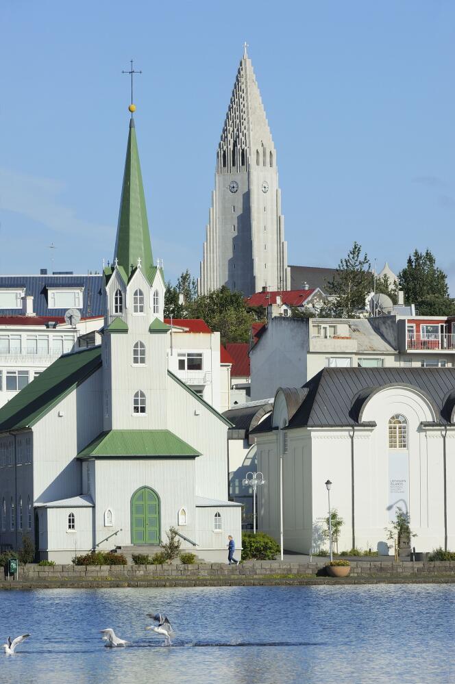 L’église Hallgrimskirkja (au centre).