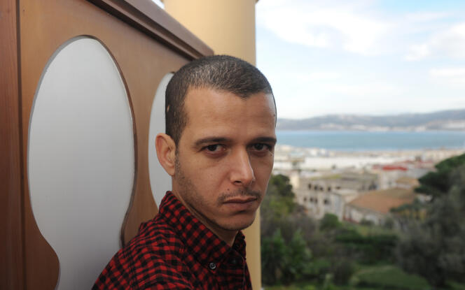« Au Maroc, le peuple fait peur au pouvoir. Et on fait tout pour étouffer sa colère quand elle ose s’exprimer. On maquille la réalité. On détourne l’attention » (Photo: l’écrivain Abdellah Taïa à Tanger ( Maroc) en 2010).