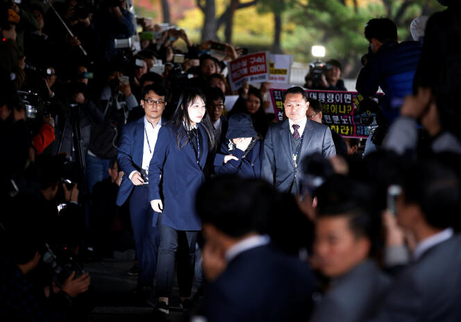 Choi Soon-sil (au centre), au cœur d’un scandale politique en Corée du Sud lors de son arrivée au bureau du procureur à Séoul, le 31 octobre.