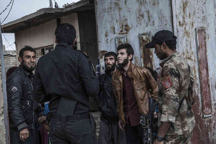 Discussion entre un soldat irakien et des habitants de Gogjali .