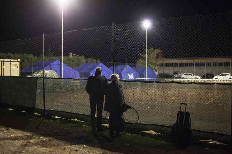 Des tentes ont été montées sur un court de tennis pour accueillir les habitants lors de leur évacuation.