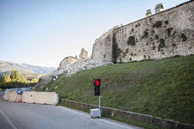 Les remparts fermant le centre historique ont cédé en plusieurs points.