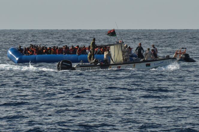 Des garde-côtes libyens patrouillent lors d’une opération de sauvetage de migrants en Méditerranée, en 2016.