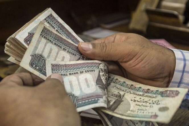 Livres egyptiennes chez un agent de change au Caire, le 3 novembre.