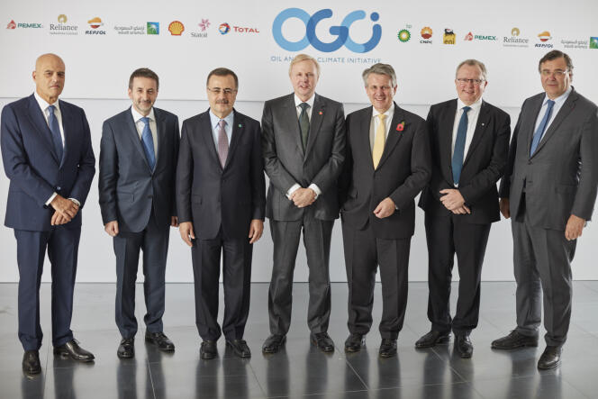 Les PDG de l’ENI,  Repsol, Saudi Aramco, BP, Shell, Statoil et Total (de gauche à droite), réunis à Londres vendredi 4 novembre.