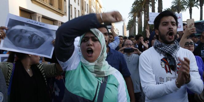 Une image de Mouhcine Fikri brandie par les manifestants à Rabat ( Maroc) le 30 octobre 2016.