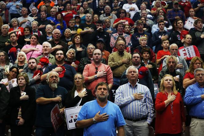 Au début de chaque meeting de campagne, le public chante l’hymne national américain « Stars and Stripes », comme ici avant le discours de Donald Trump à Hershey (Pennsylvanie) le 4 novembre.