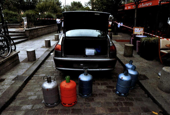 La voiture, abandonnée début septembre par Ines Madani et Ornella Gilligmann près de Notre-Dame-de-Paris, était pleine de bonbonnes de gaz.