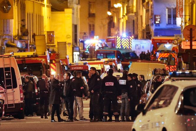Image prise dans la nuit du 13 au 14 novembre 2015, à Paris, du périmètre de sécurité établi autour du Bataclan, théâtre d’une sanglante prise d’otages.