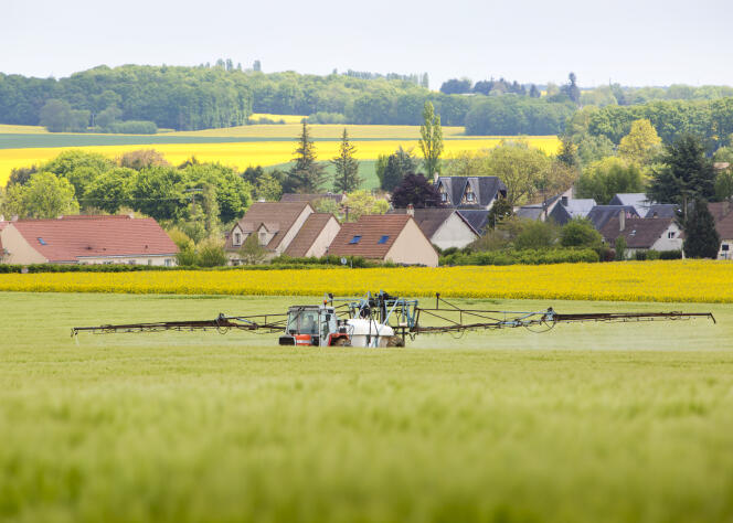 Un agriculteur de Digny (Eure-et-Loir) traite ses champs, le 15 mai.