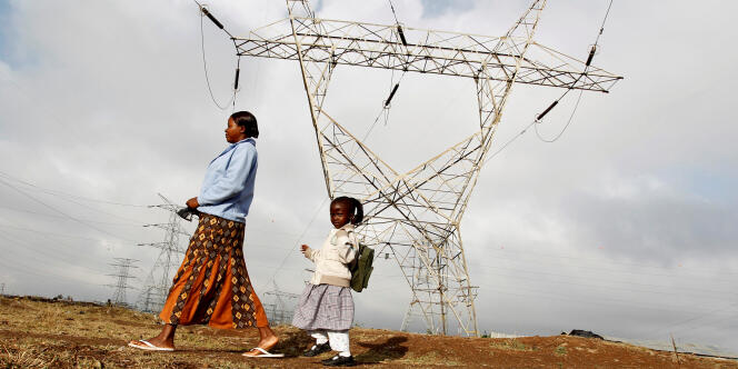 Au Kenya, près de Nairobi, la capitale. Le pays a entrepris de connecter tous ses habitants au réseau électrique d’ici à 2020.