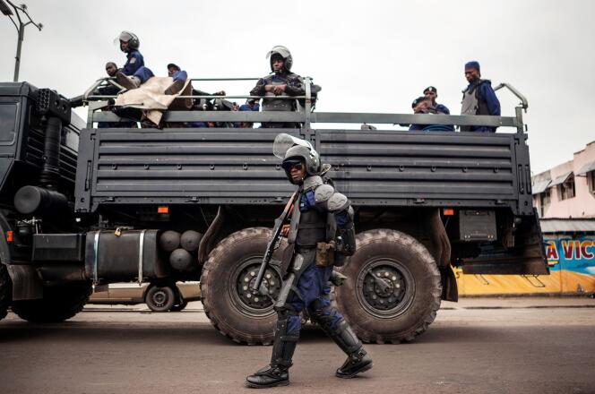 Des policiers patrouillent durant l’opération « Villes mortes », organisée par l’opposition pour protester contre le projet du président, Joseph Kabila, de rester au pouvoir au-delà du terme de son mandat, à Kinshasa, le 19 octobre.