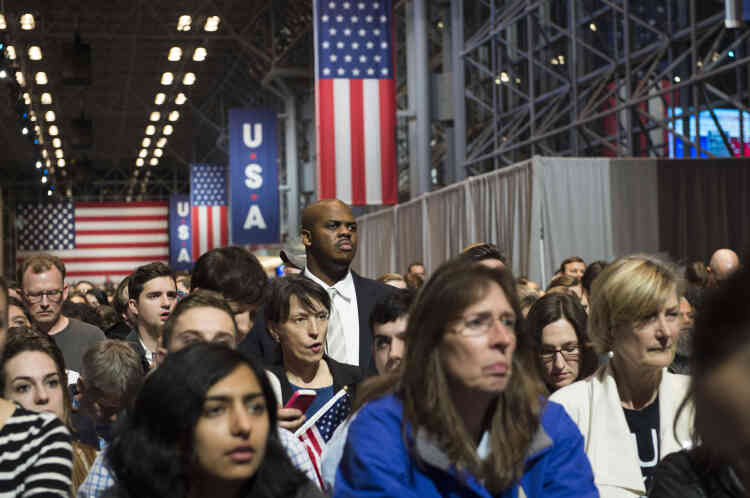 Au Javist Center de New York mardi soir, 8 novembre, les partisans d’Hillary Clinton ont attendu par milliers debout dans le calme, pour une élection dont ils croyaient connaître le vainqueur.