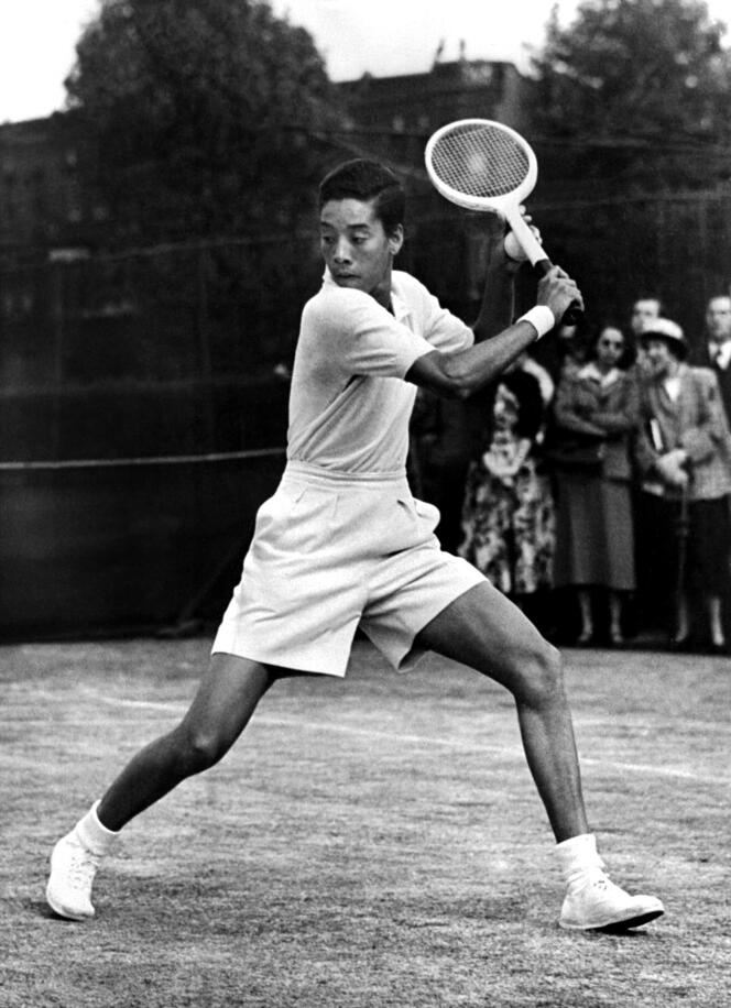 Photo non datée d’Althea Gibson, première femme noire à avoir remporté un tournoi du Grand Chelem, à Roland-Garros, en 1956.
