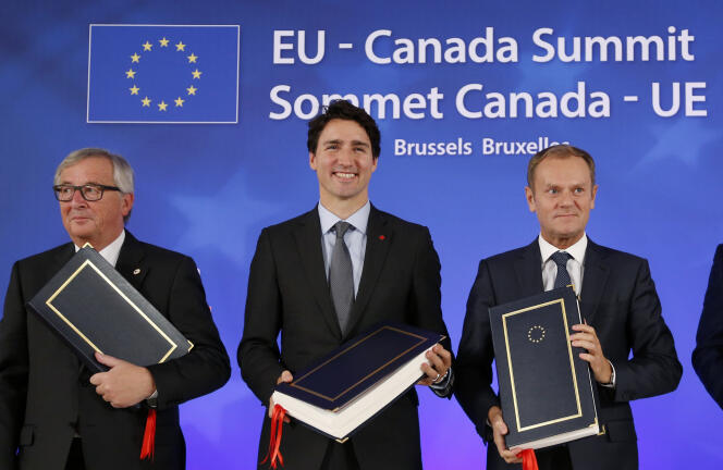 Les présidents européens Jean-Claude Juncker (à gauche) et Donald Tusk (à droite) aux côtés du premier ministre canadien Justin Trudeau lors du sommet de signature du CETA à Bruxelles, le 30 octobre.