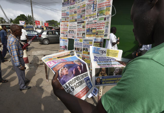 Un homme lit « La Voie », journal ivoirien proche de l’ancien président ivoirien Laurent Gbagbo, le 10 novembre 2016. La candidate démocrate Hillary Clinton, battue par Donald Trump, y est présentée comme une ennemie de Gbagbo.